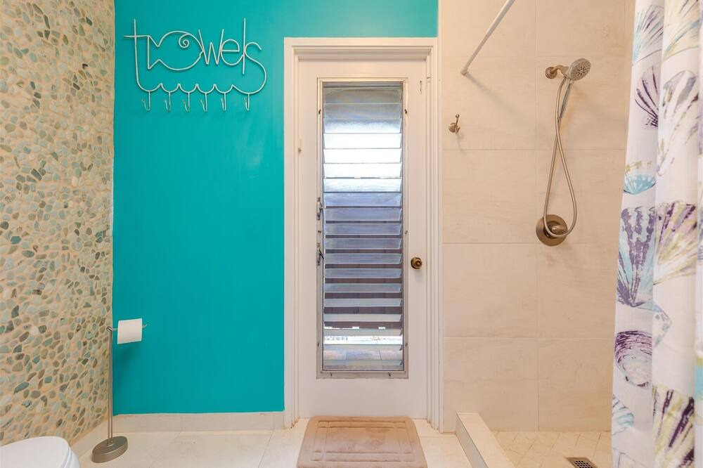 Photo of Bathroom in Waialua