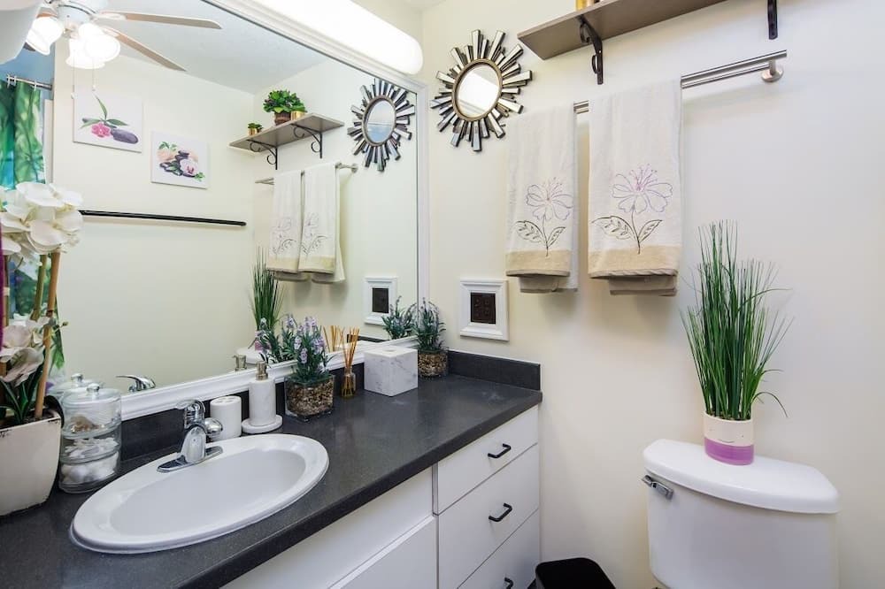 Photo of Bathroom in Tantalus