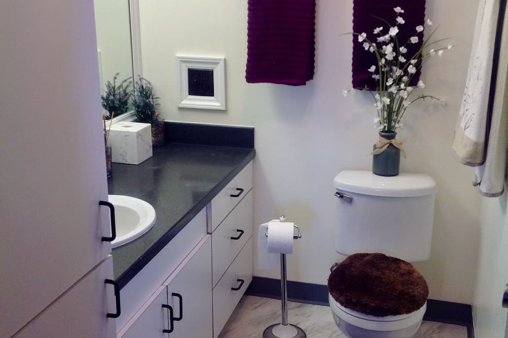 Photo of Bathroom in Tantalus
