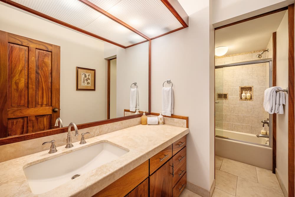 Photo of Bathroom in Historic Lahaina Front Street