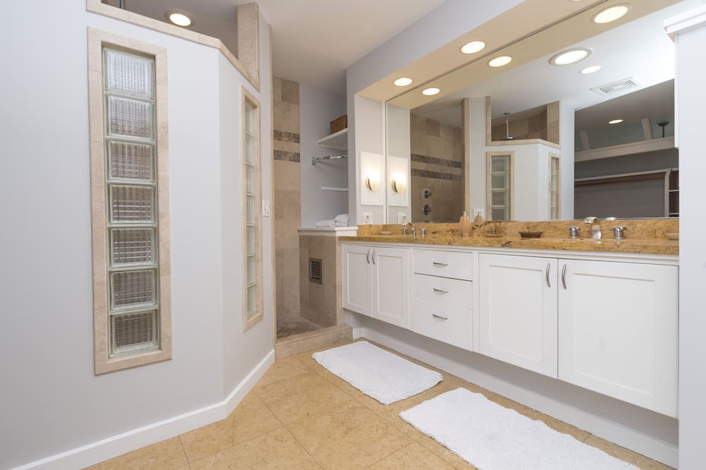 Photo of Bathroom in Makiki