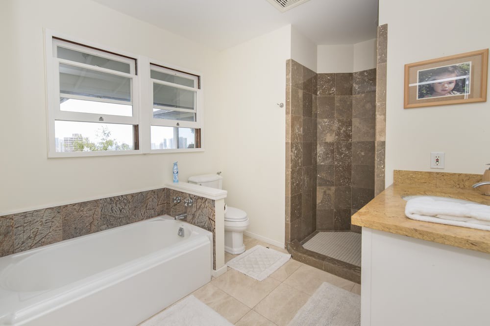 Photo of Bathroom in Makiki