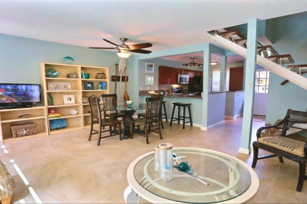 Photo of Livingroom in Downtown Lahaina