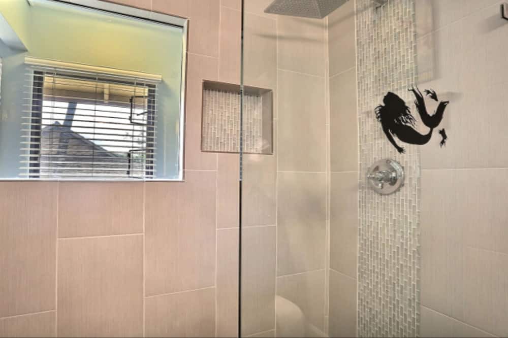 Photo of Bathroom in Downtown Lahaina
