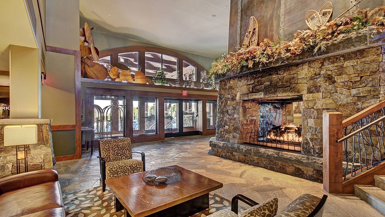Photo of Livingroom in Peak 8