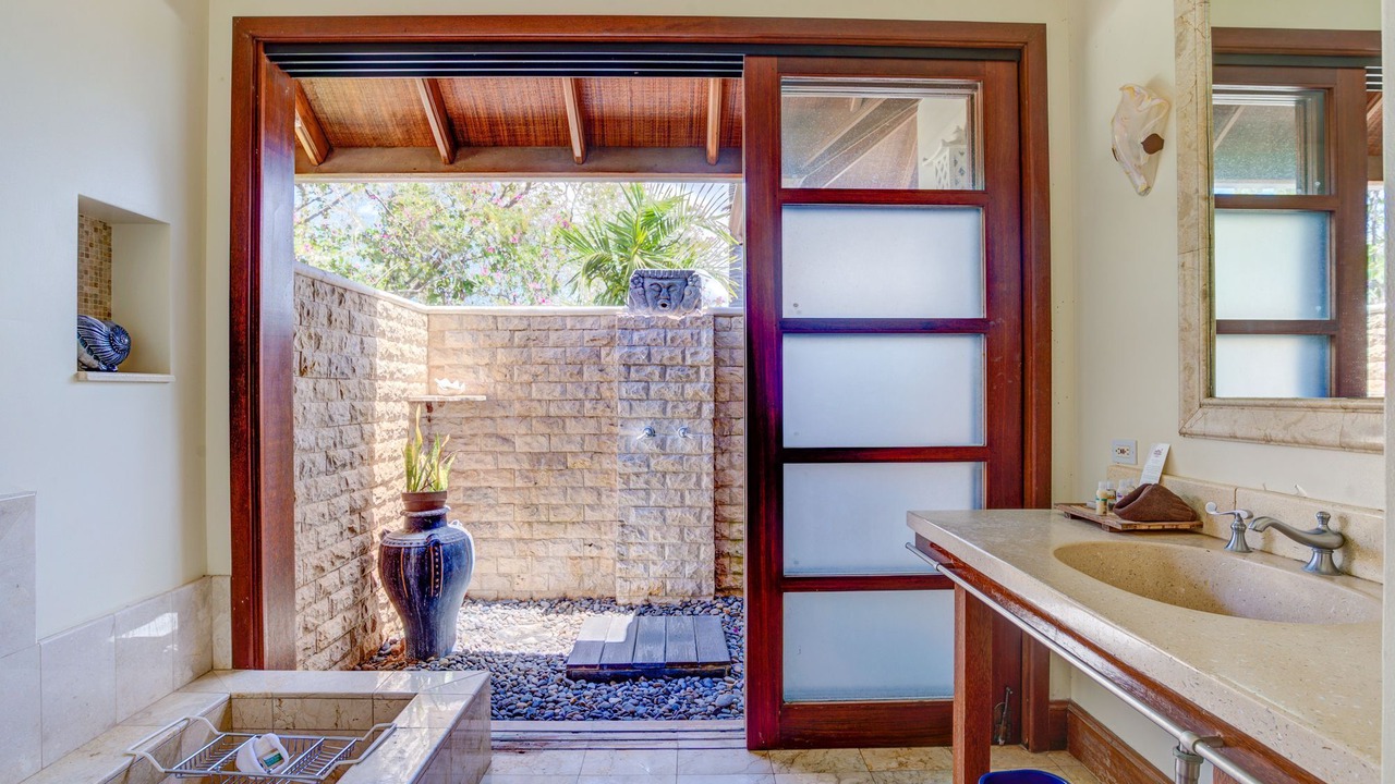 Photo of Bathroom in Historic Lahaina Front Street