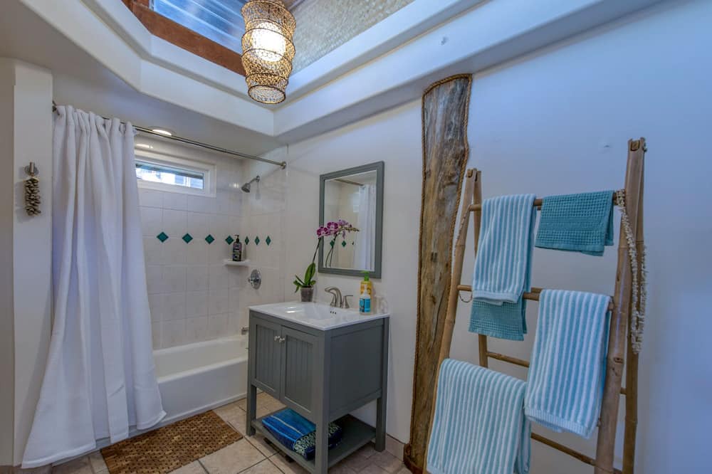Photo of Bathroom in Historic Lahaina Front Street