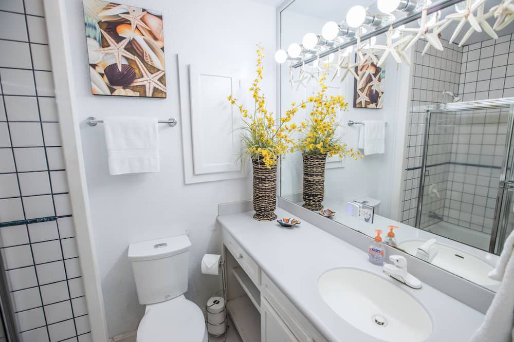 Photo of Bathroom in Historic Lahaina Front Street