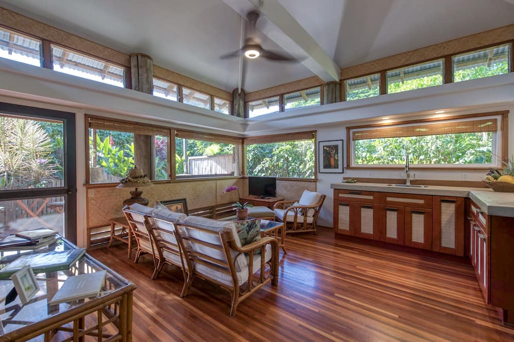 Photo of Bedroom in Historic Lahaina Front Street