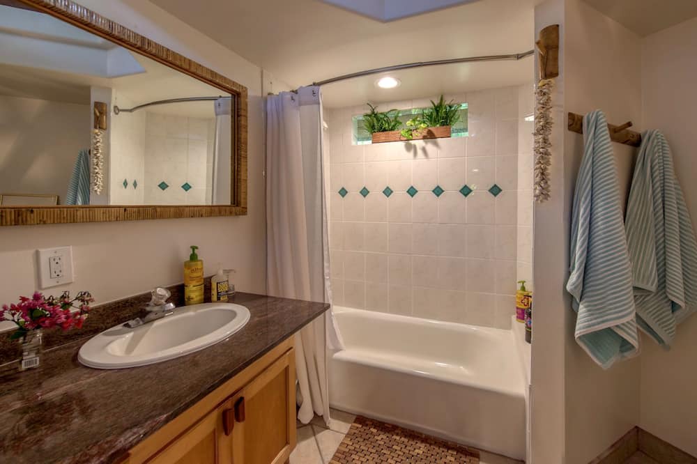 Photo of Bathroom in Historic Lahaina Front Street