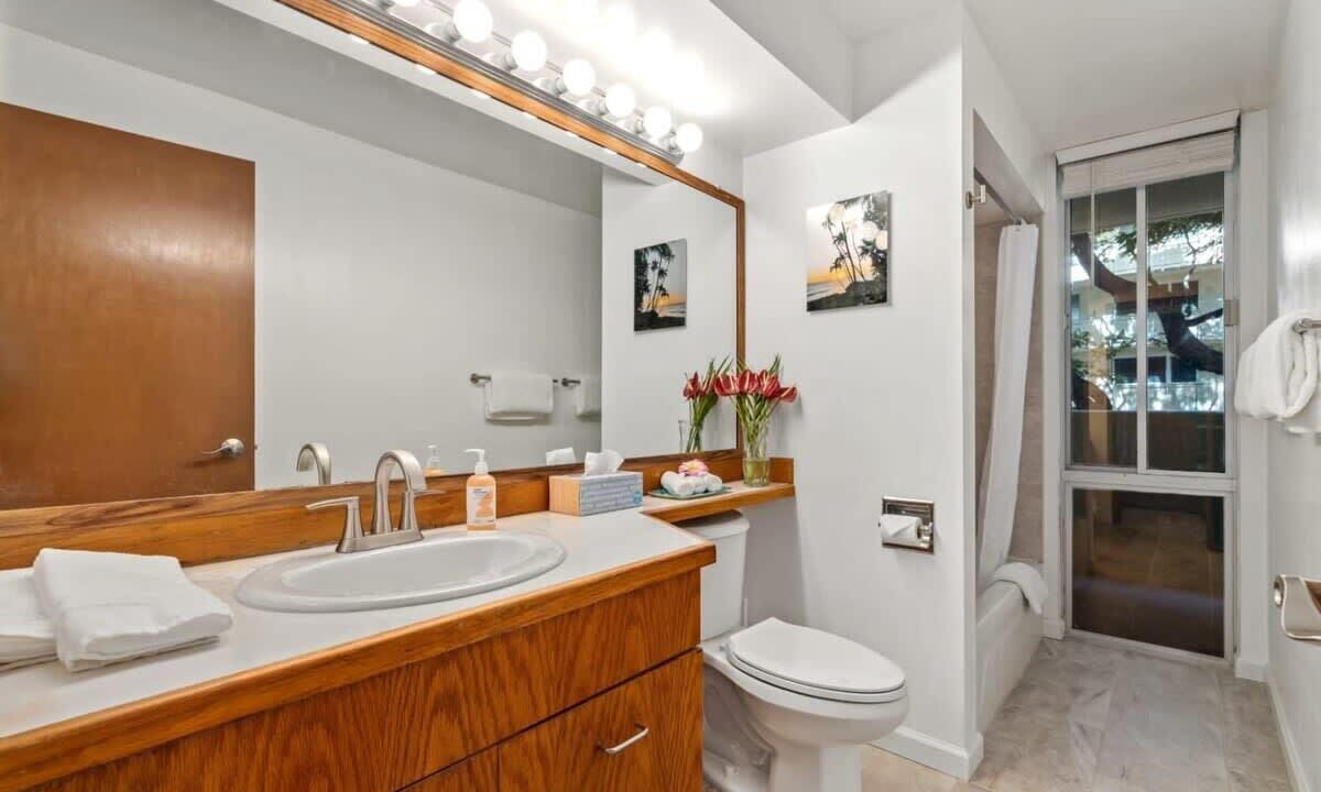Photo of Bathroom in Diamond Head - Kapahulu - St. Louis