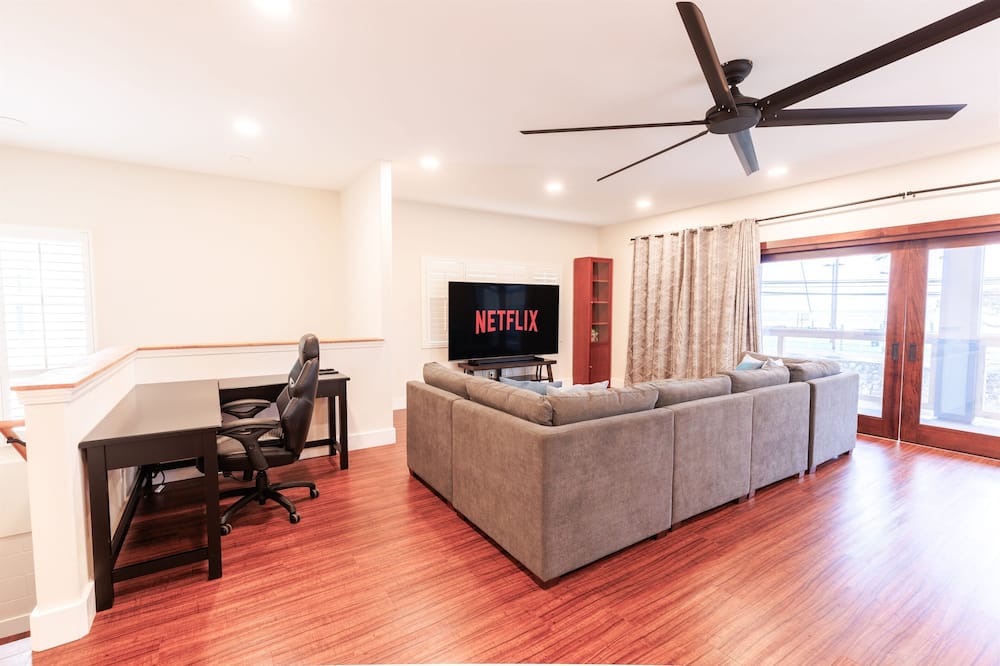 Photo of Livingroom in Windward Coast