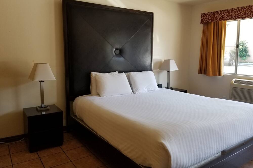 Photo of Bedroom in Pico-Union