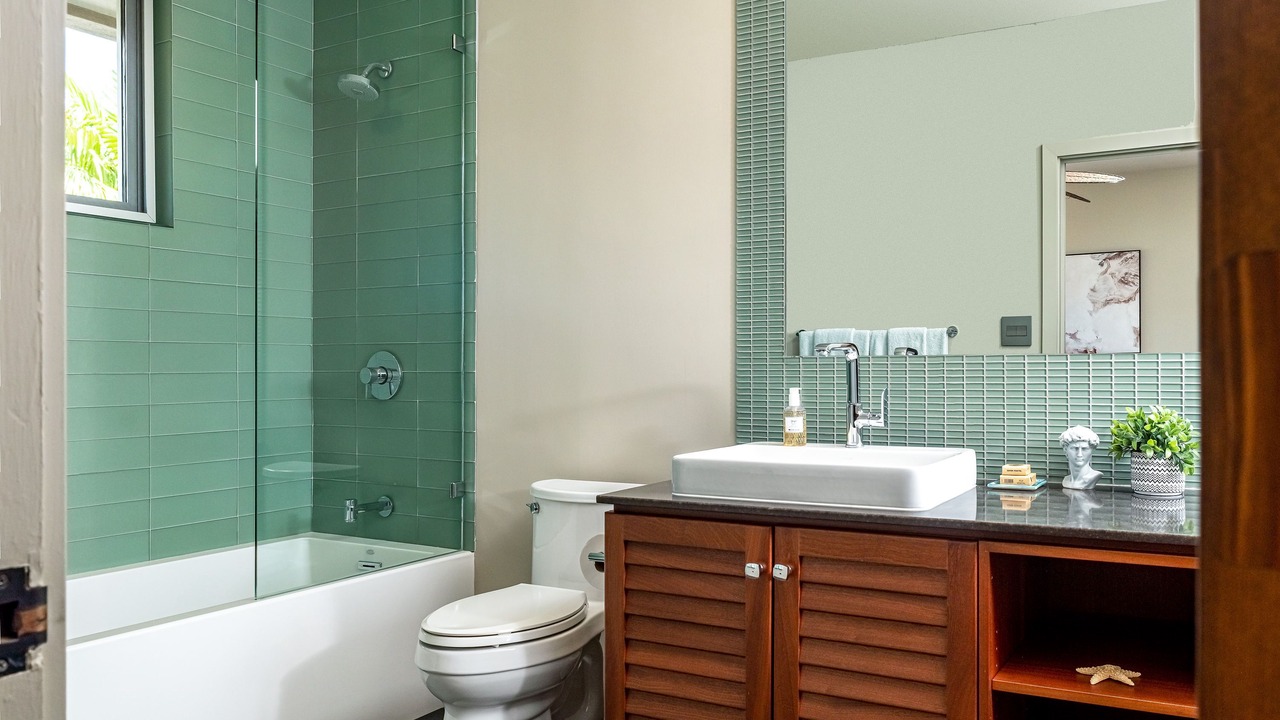 Photo of Bathroom in Eastern Honolulu