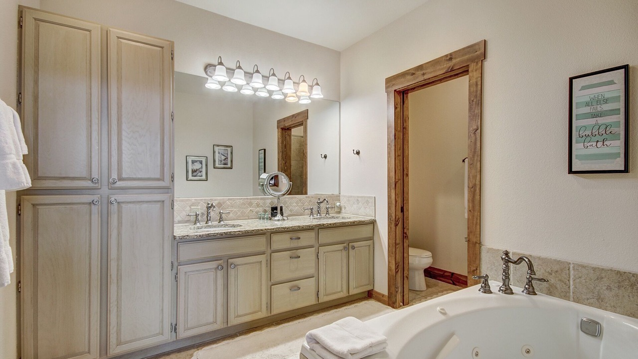 Photo of Bathroom in Four O'Clock