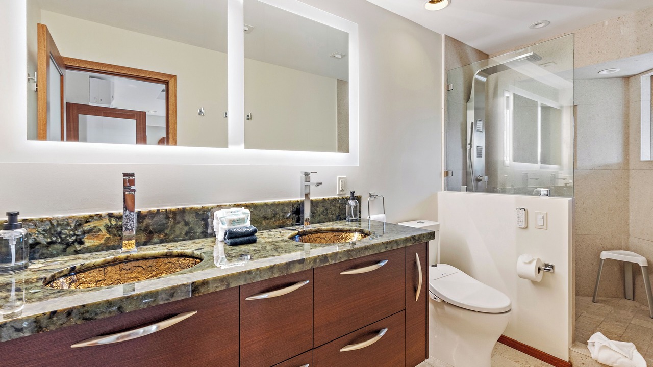 Photo of Bathroom in Downtown Lahaina