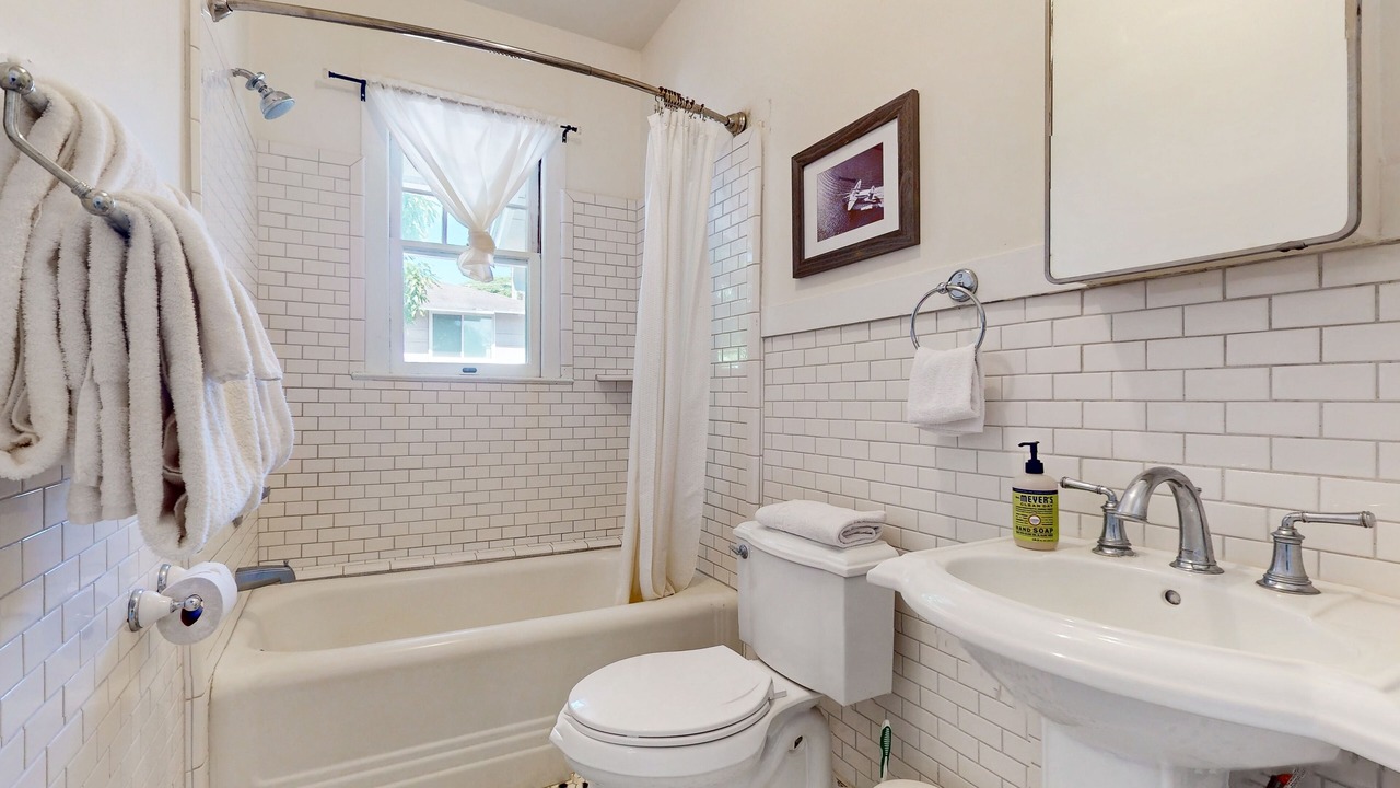 Photo of Bathroom in Diamond Head - Kapahulu - St. Louis
