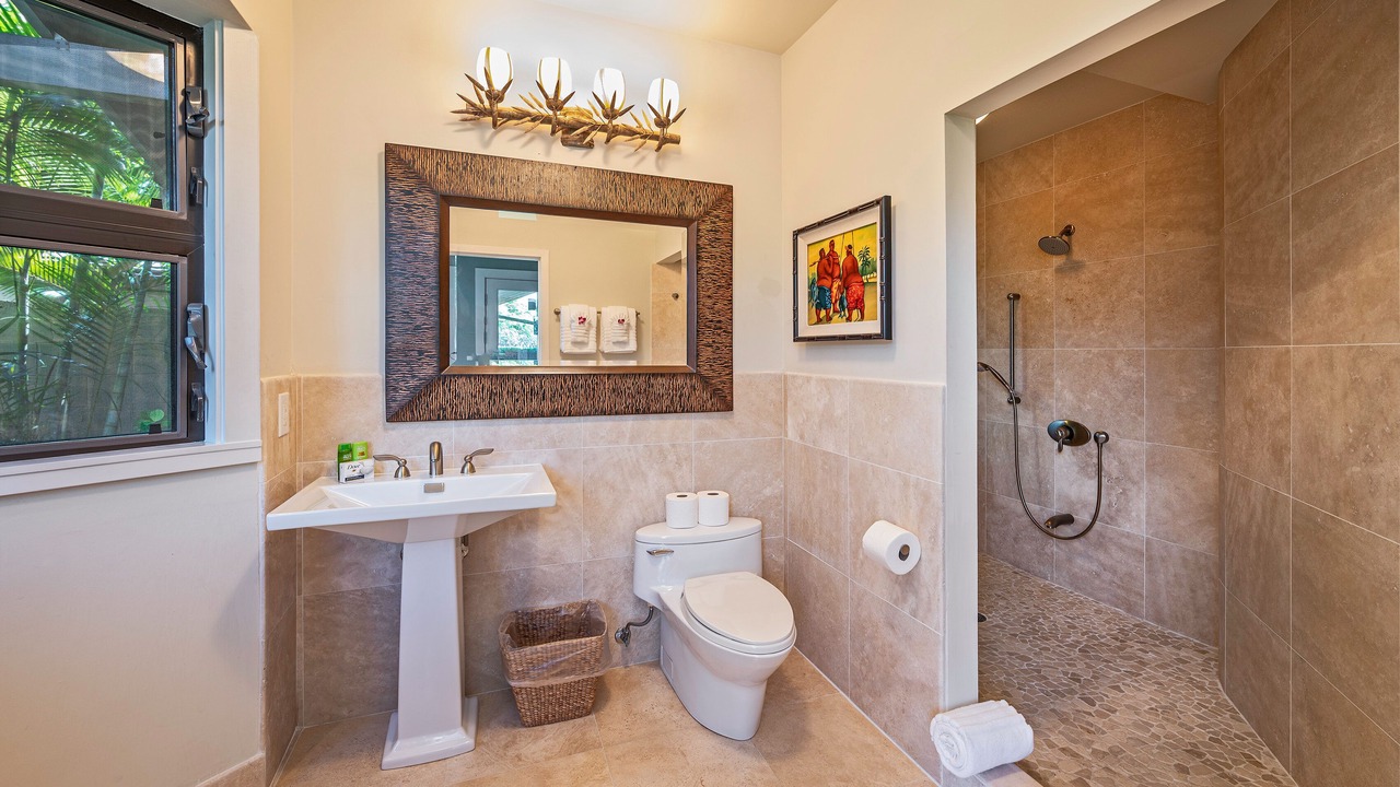 Photo of Bathroom in Kuliouou - Kalani Iki