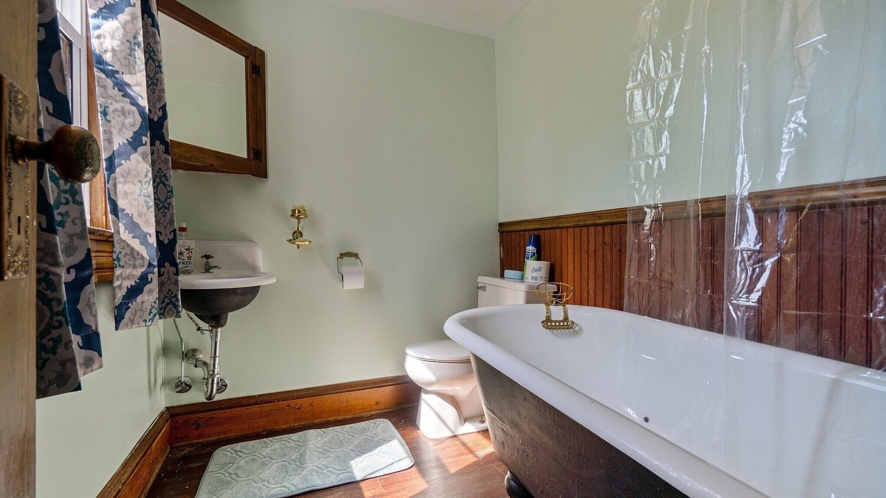 Photo of Bedroom in Willoughby Spit