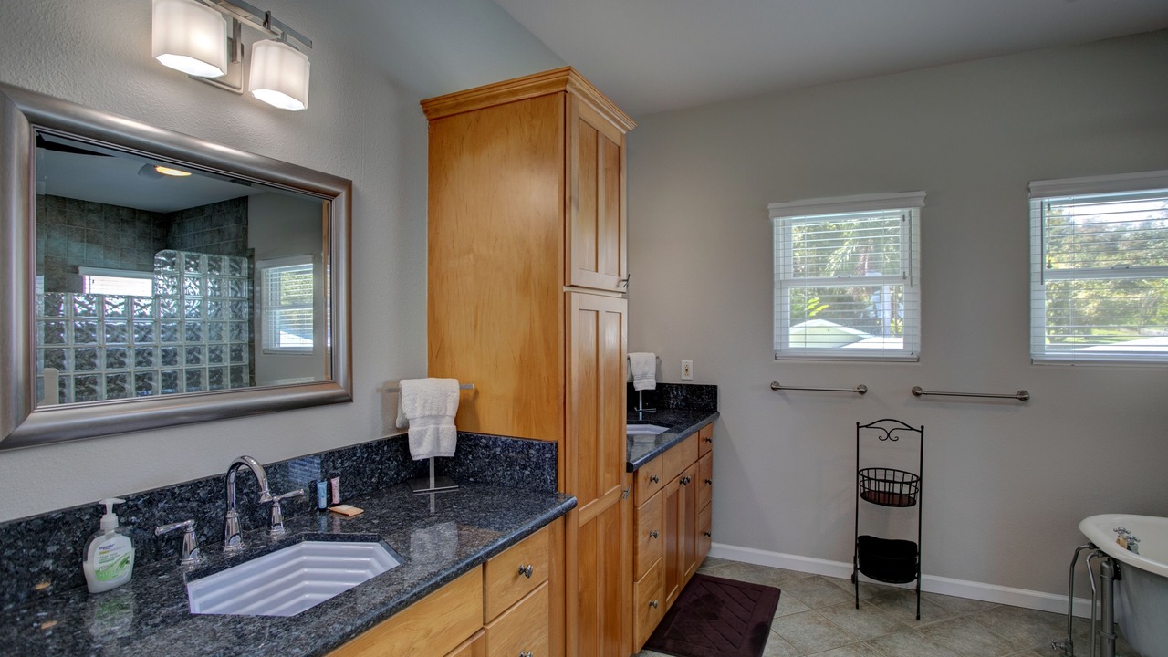 Photo of Bathroom in Hakalau