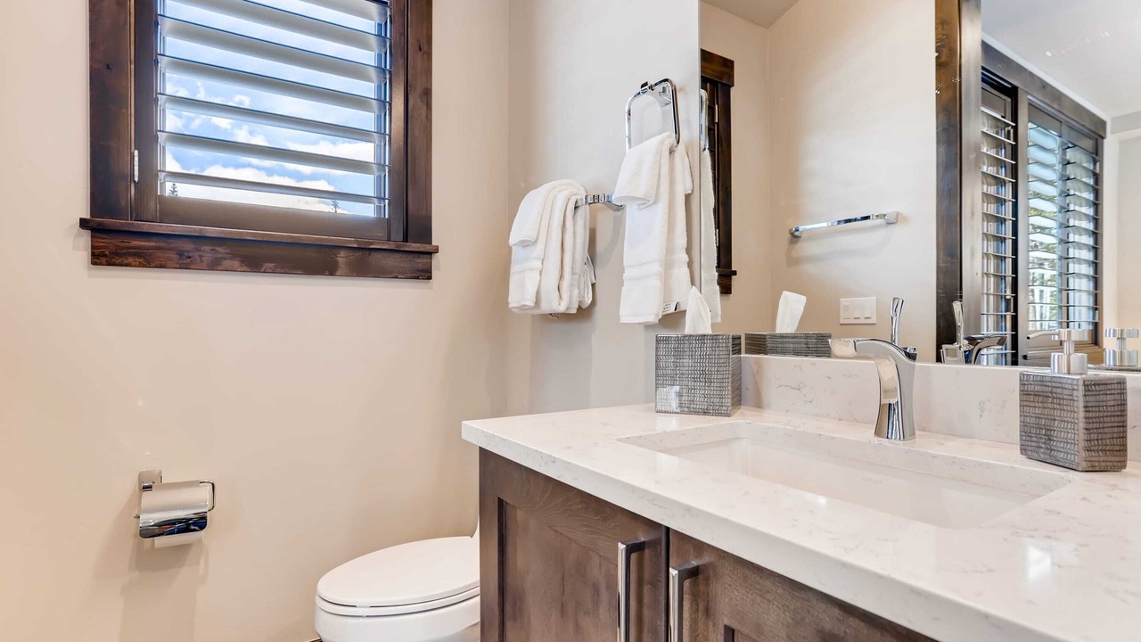 Photo of Bathroom in Peak 8