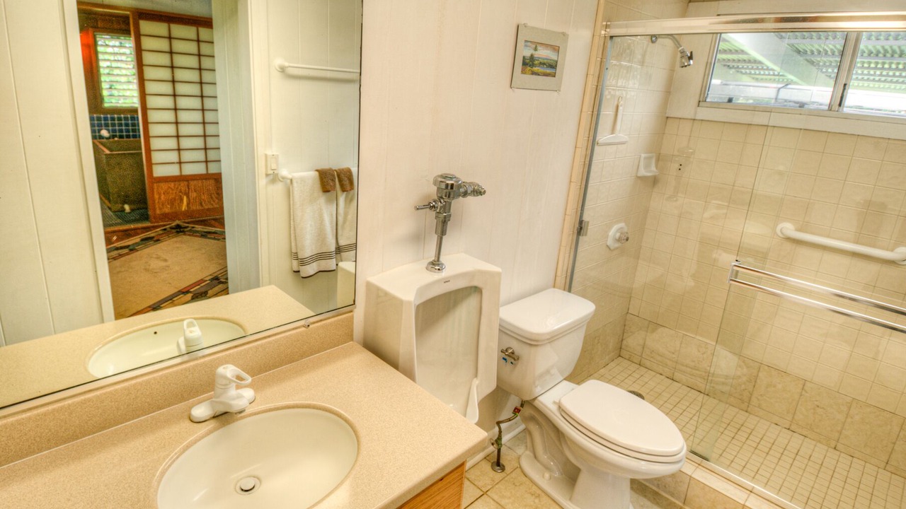 Photo of Bathroom in Pepeekeo