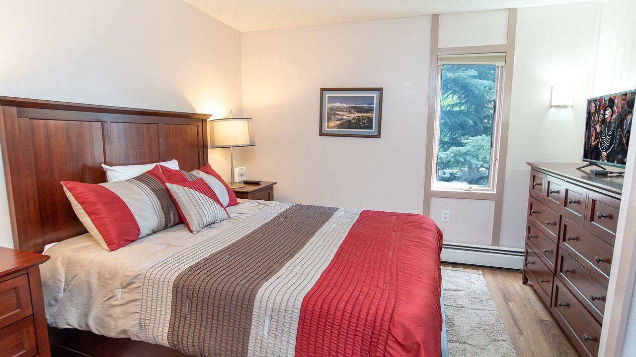 Photo of Bedroom in Peak 8