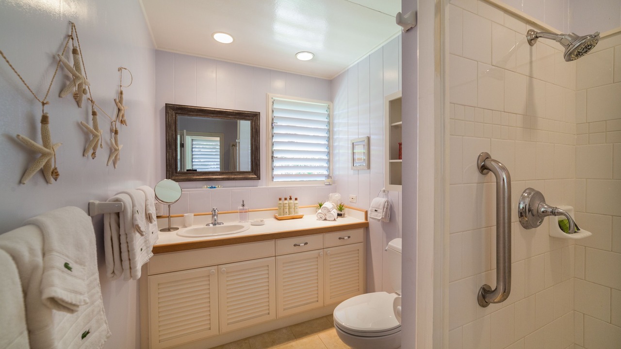 Photo of Bathroom in Eastern Honolulu