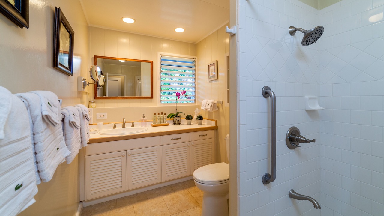 Photo of Bathroom in Eastern Honolulu