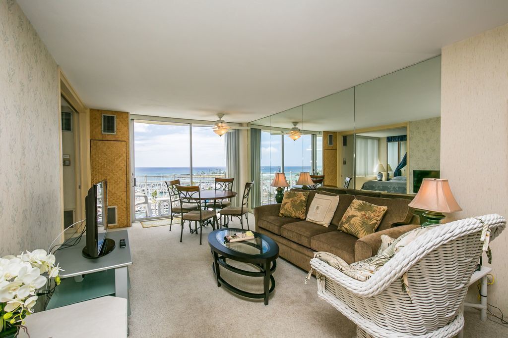 Photo of Livingroom in Waikiki