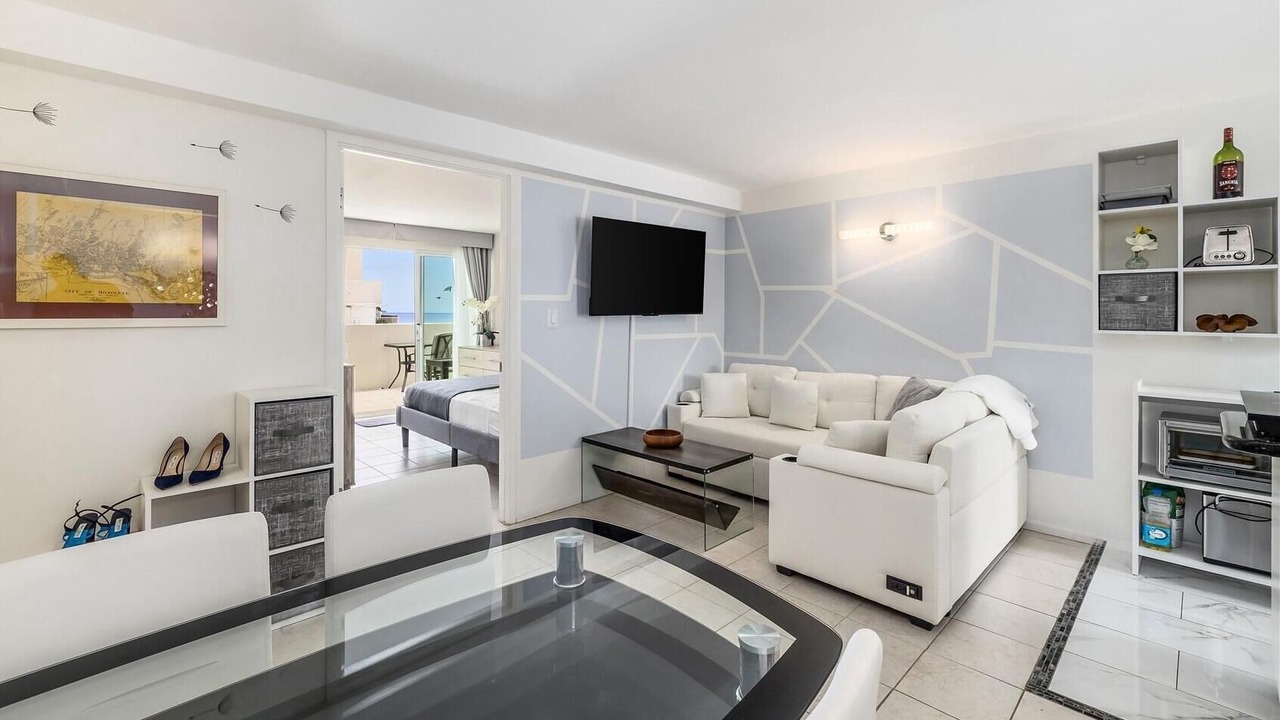 Photo of Livingroom in Waikiki