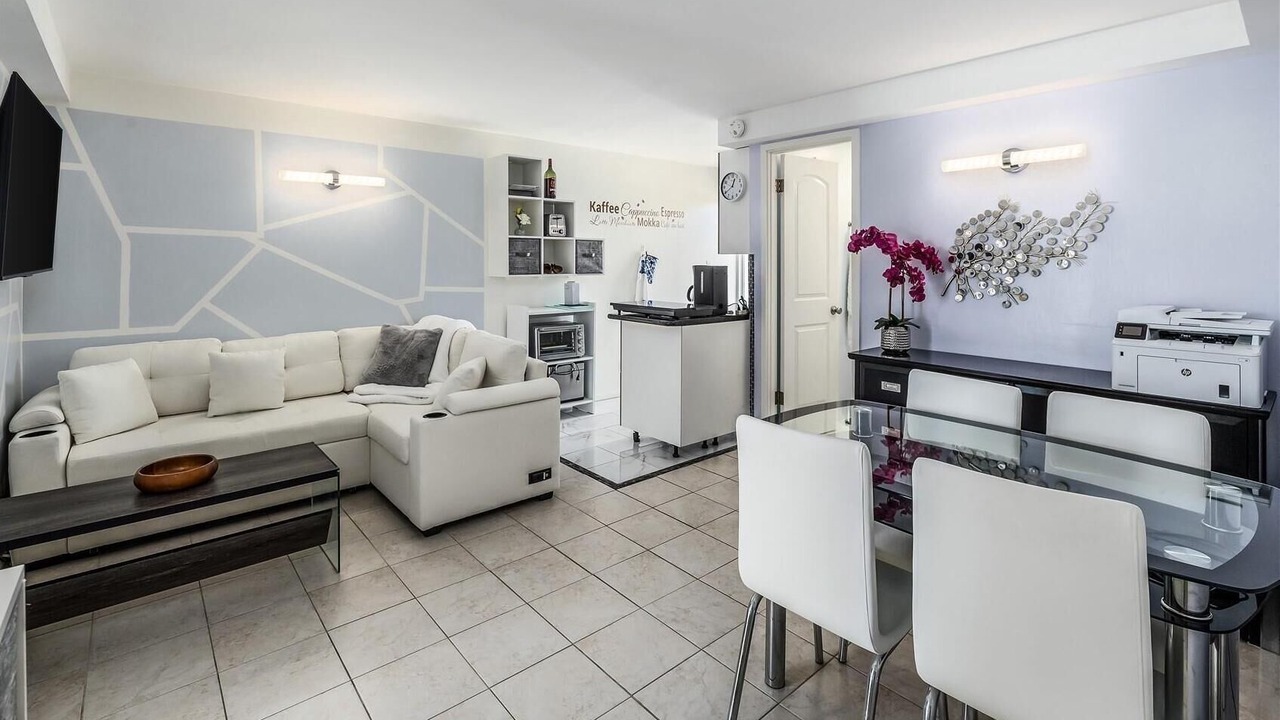 Photo of Livingroom in Waikiki