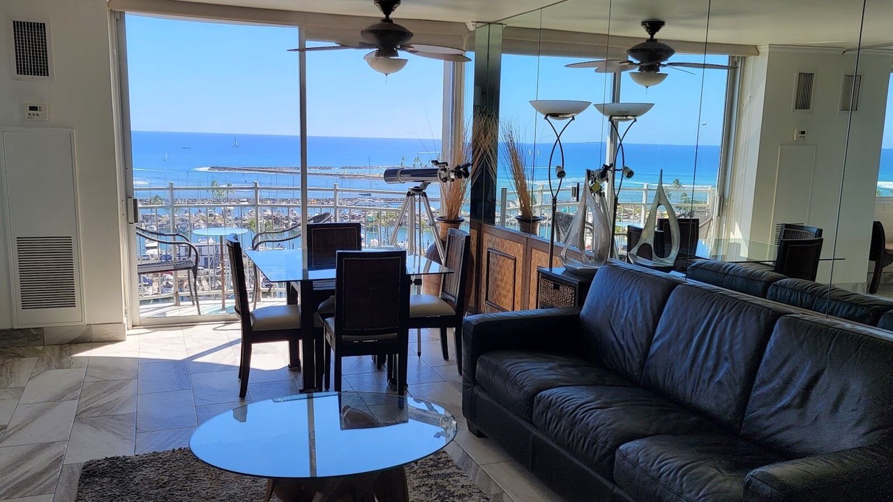 Photo of Livingroom in Waikiki