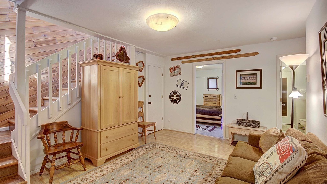 Photo of Livingroom in Warrior's Mark West