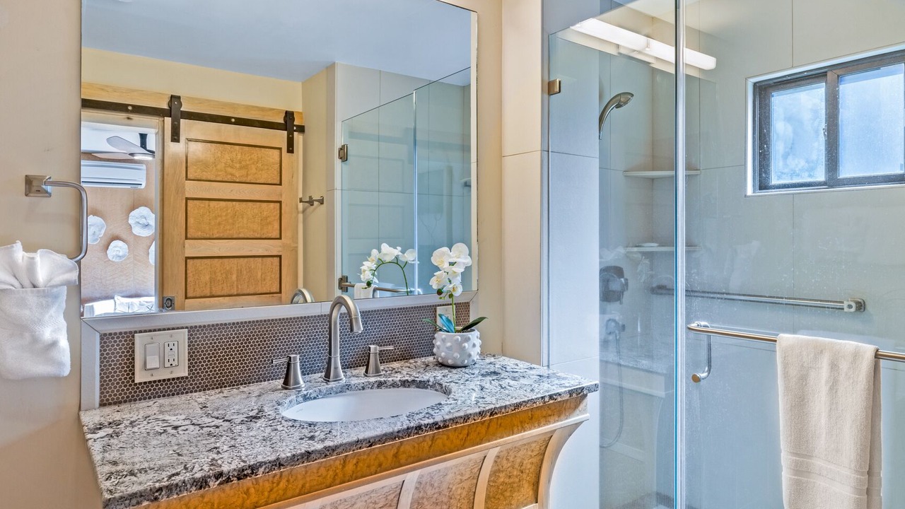Photo of Bathroom in Downtown Lahaina