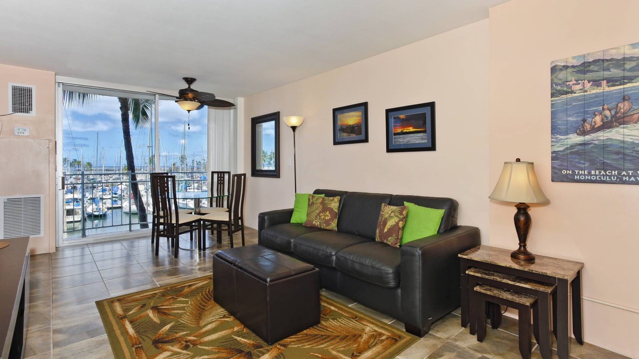 Photo of Livingroom in Waikiki