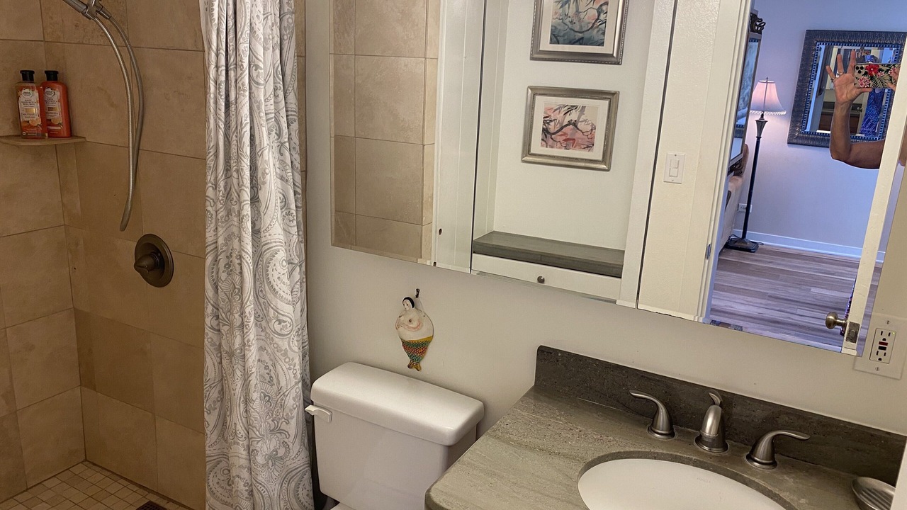 Photo of Bathroom in Diamond Head - Kapahulu - St. Louis