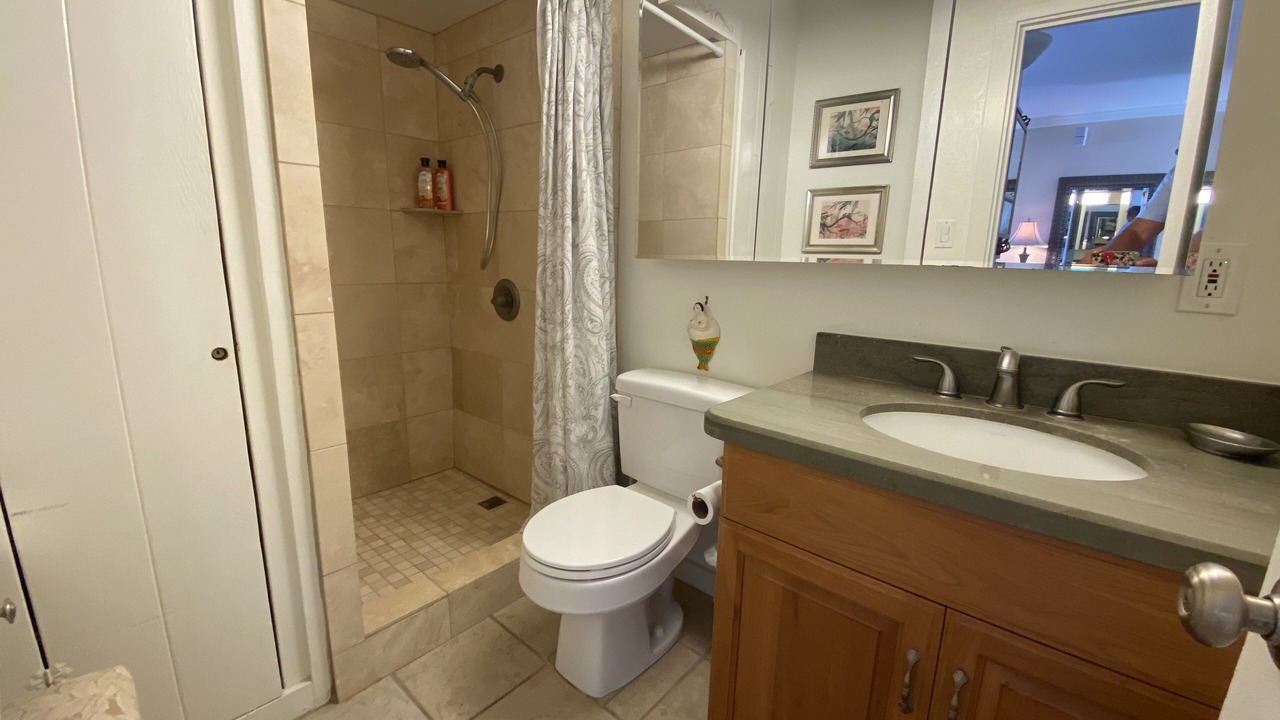Photo of Bathroom in Diamond Head - Kapahulu - St. Louis