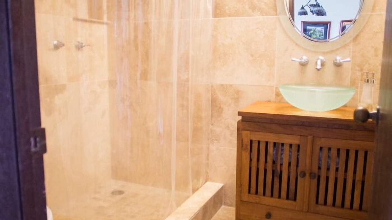 Photo of Bathroom in Maunaloa
