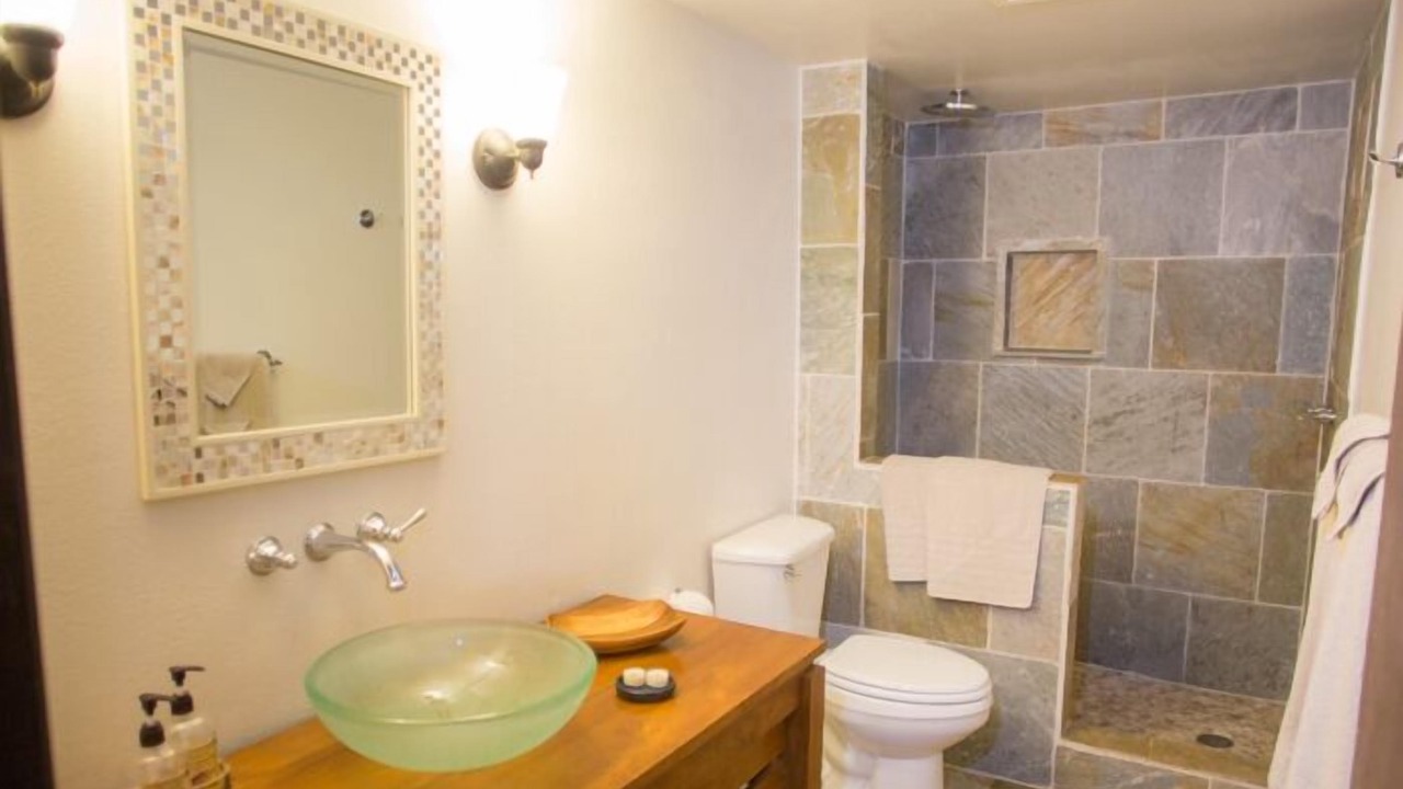 Photo of Bathroom in Maunaloa
