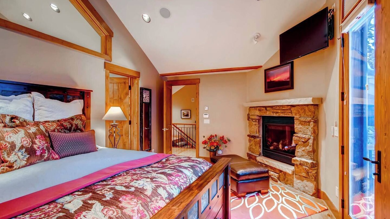 Photo of Livingroom in Peak 8