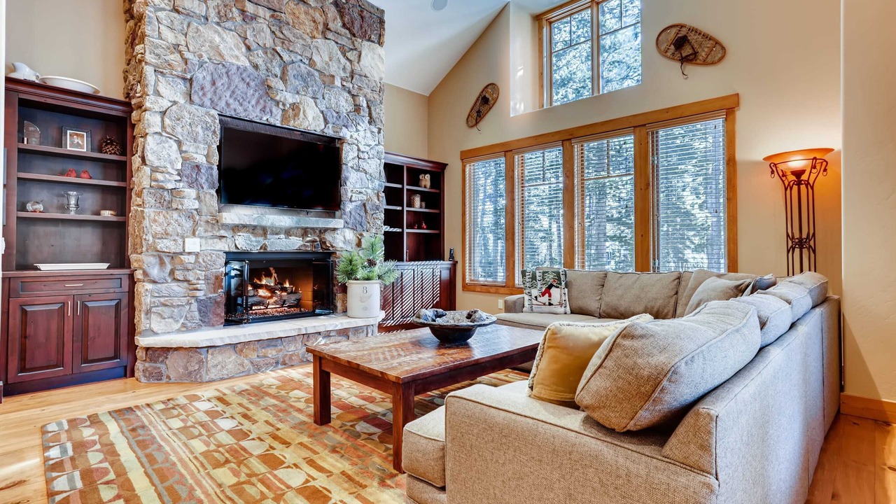 Photo of Livingroom in Peak 8