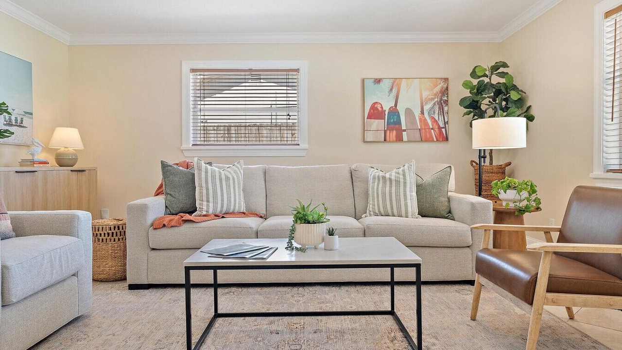 Photo of Livingroom in Eastview Manor