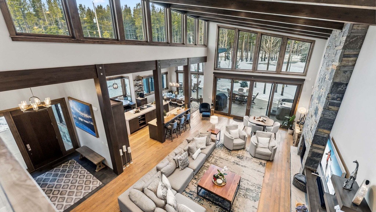 Photo of Livingroom in Peak 8