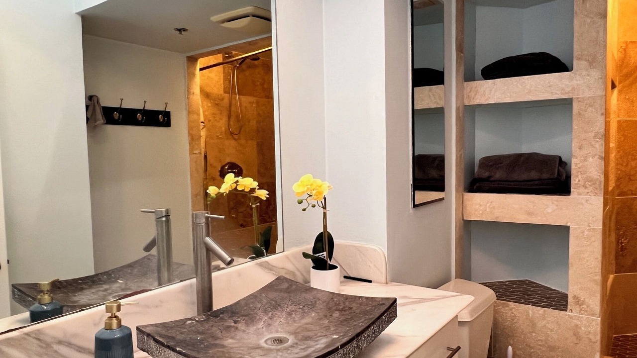 Photo of Bathroom in Downtown Honolulu