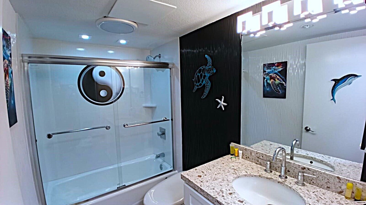 Photo of Bathroom in Diamond Head - Kapahulu - St. Louis