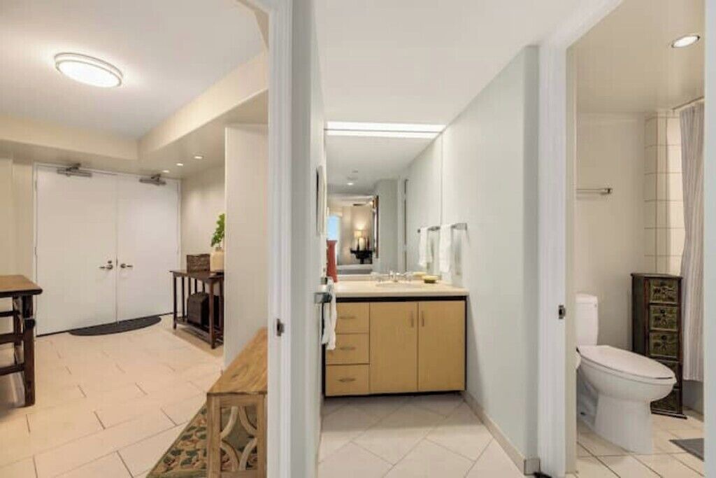 Photo of Bathroom in Downtown Honolulu