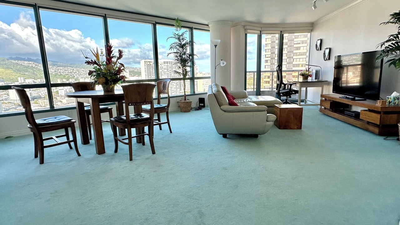 Photo of Livingroom in McCully - Moiliili