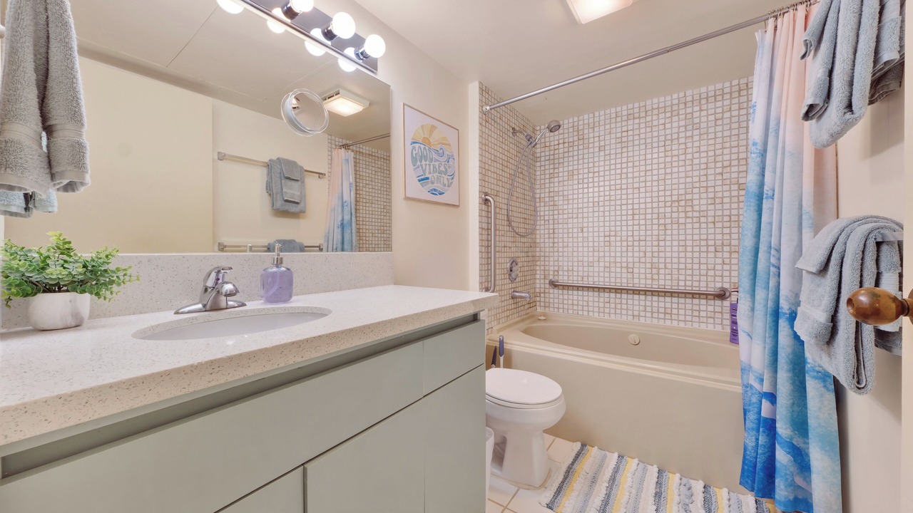 Photo of Bathroom in Downtown Honolulu