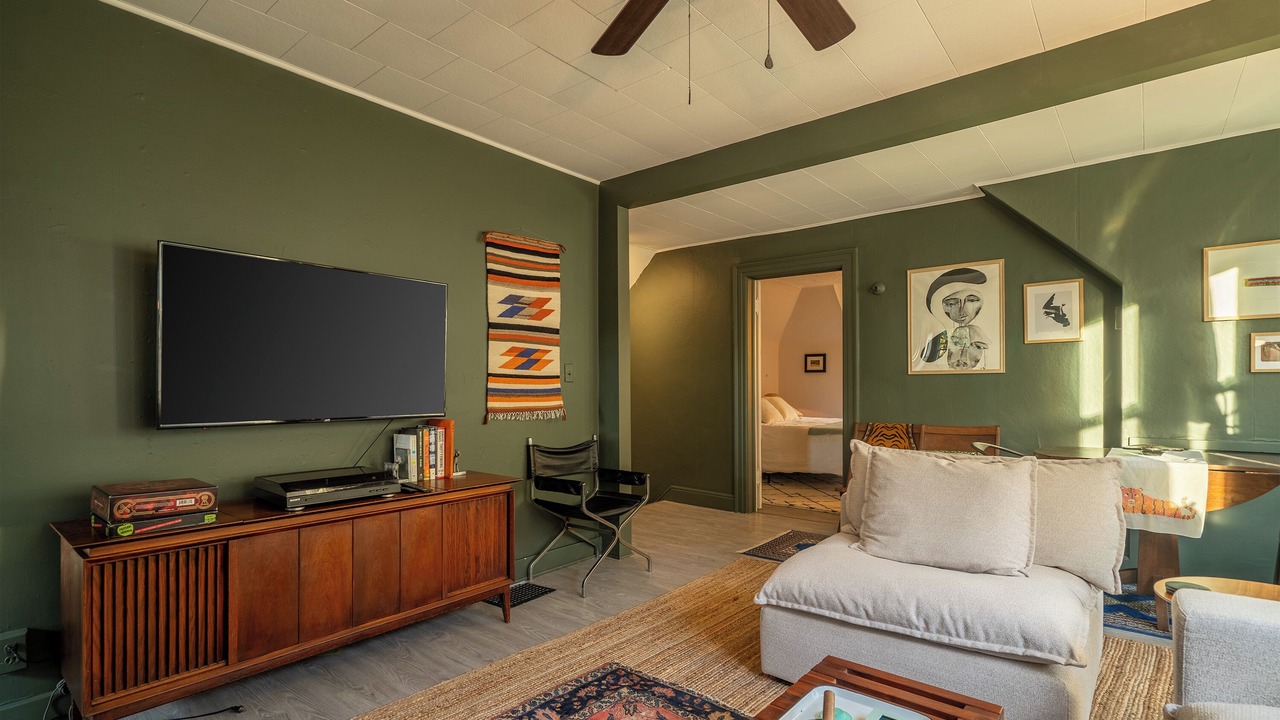 Photo of Bedroom in Front Park